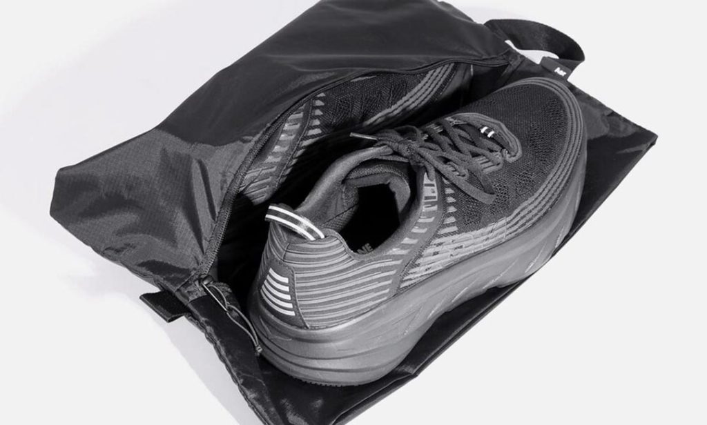Schoonmaaktips voor schoenen: Gebruik een douchekapje om je bagage op te bergen
