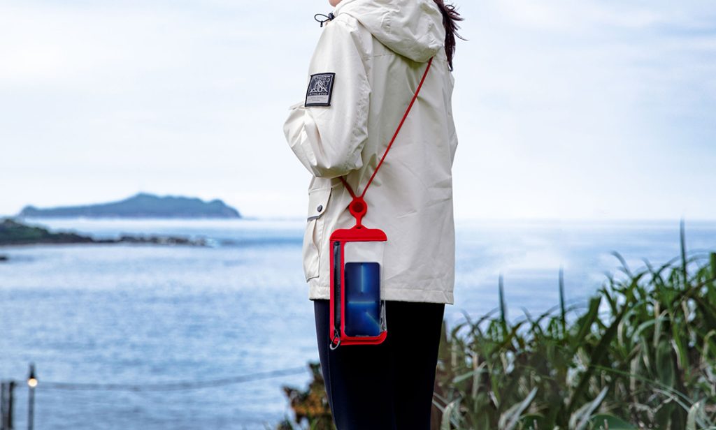 Bescherm je telefoon tijdens strand- en woestijnreizen met een afsluitbare plastic zak