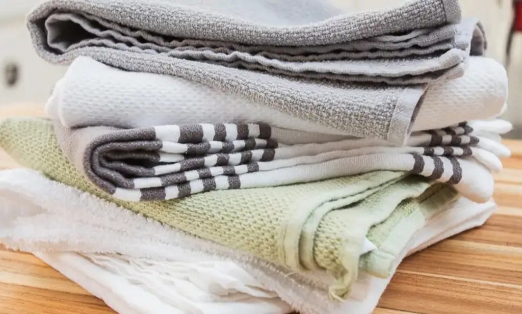 Snel kleding drogen tijdens het reizen met behulp van een handdoek